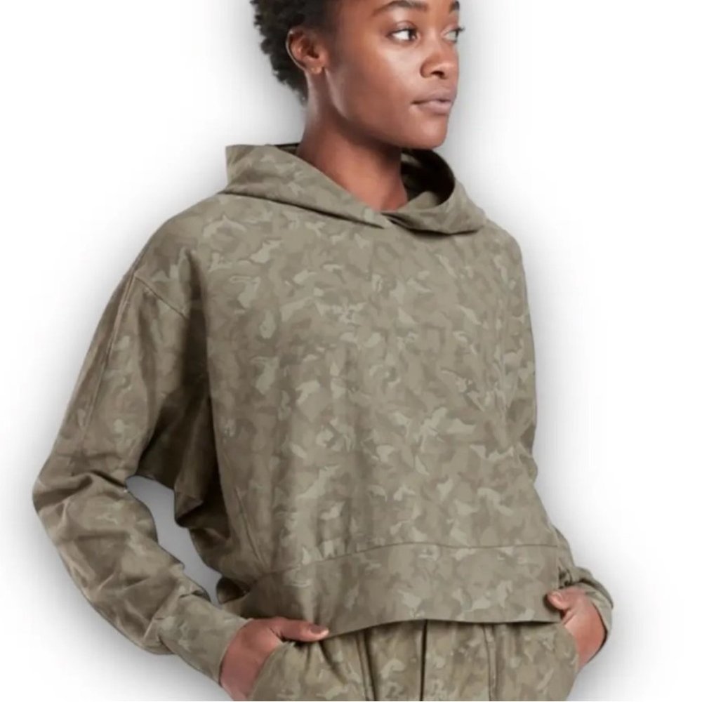 Athleta Long Sleeve Hooded Cropped Sweatshirt Green Camo Print Size XSmall